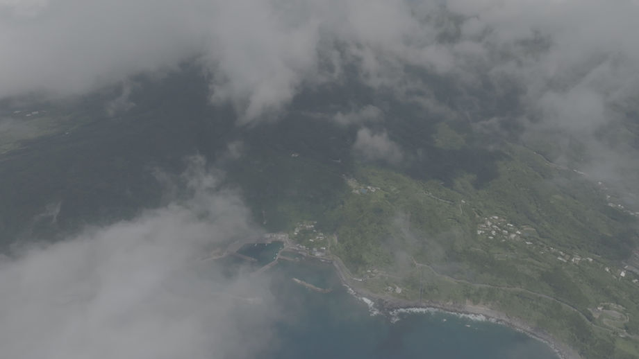 洞輪沢港から上昇し雲の中へ